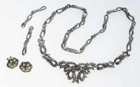 Markasiten-Schmuckset 2-tlg. Collier u. Paar Ohrstecker. 935er Silber. Geschweifte stilisierte