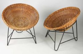 Paar Mid-Century-Korbsessel Rattan/ Rundstahl, schwarz lackiert. Runde Sitzschale aus