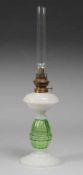 Uranglas-Petroleumlampe Fuß, eiförmiger Schaft u. Petroleumbehälter aus Opal- bzw. grünem