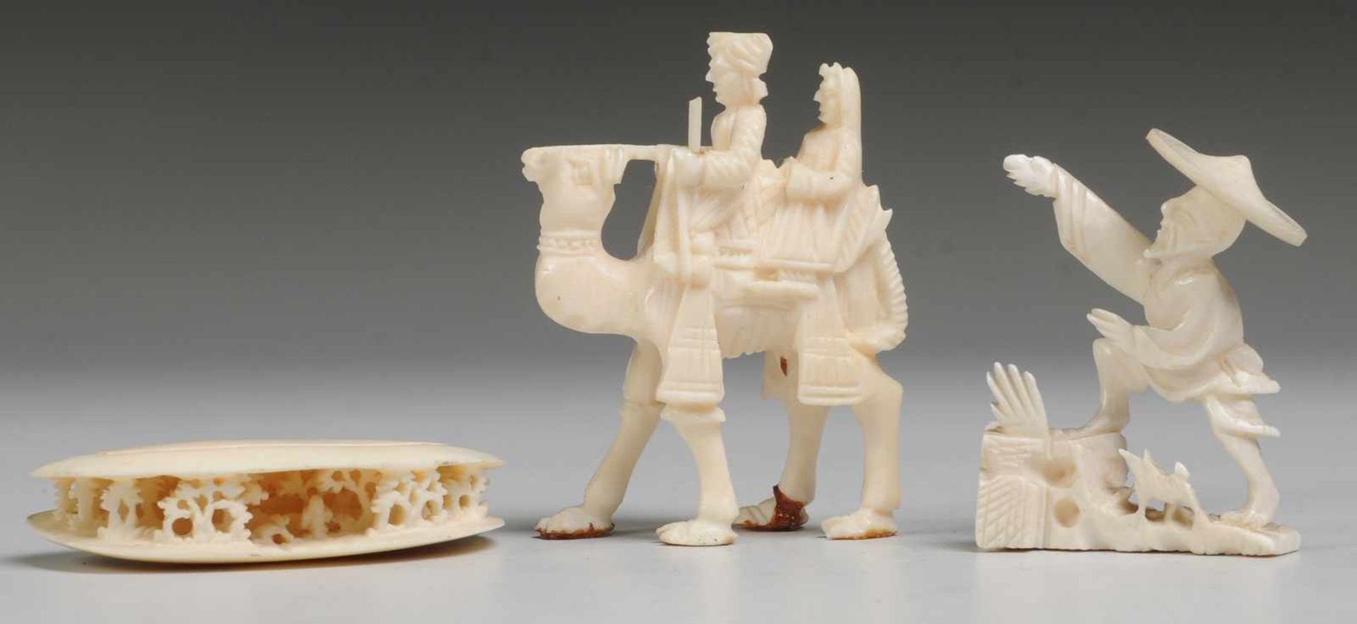 Drei Elfenbein-Schnitzereien Figürliche Darstellung eines auf einem Kamel reitenden Paares/ eines