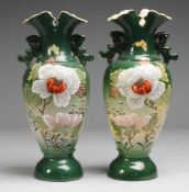 Paar Vasen Sandfarbener Scherben. Wohl "Satsuma ware". Über ausgestelltem Fuß gestreckt ovoider