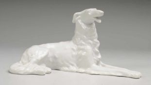 Barsoi Weiß, glasiert. Darstellung eines liegenden Windhundes. Firmenmarke. H. 10 cm. (60)