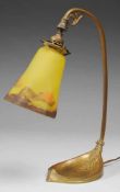 Jugendstil-Tischlampe 1-flg. Ovaler Bronzefuß mit gebogtem Arm sowie Palmetten- u. Rankendekor. An