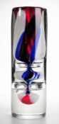 Studioglas-Vase Sehr dickwandiges farbloses Glas, opalweiß, dunkelrot u. blau unterfangen.