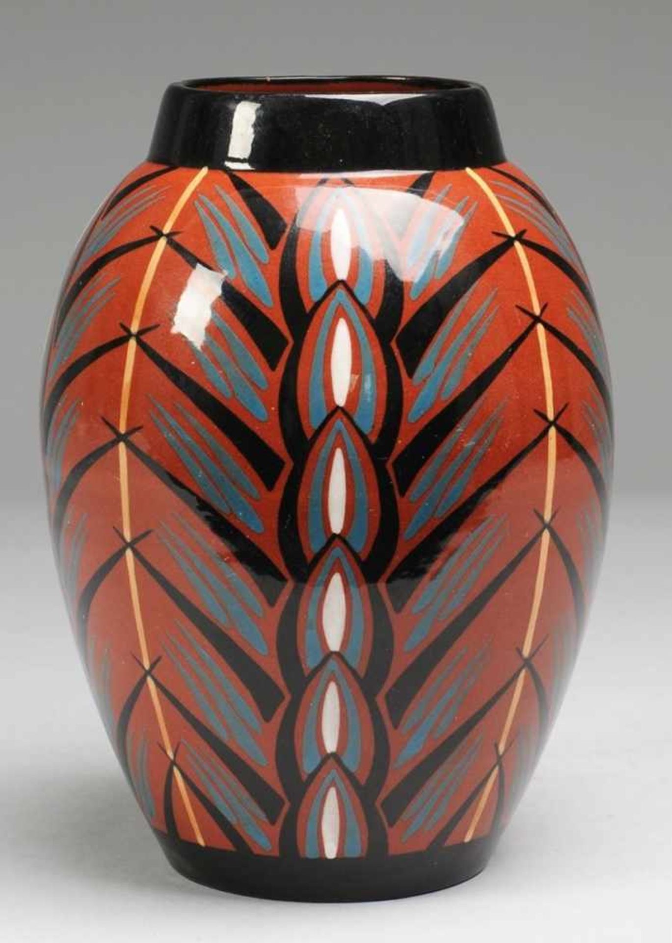 Art-Déco-Vase Rotbrauner Scherben, glasiert. Ovoider Korpus mit zylindrischem Mündungsring.