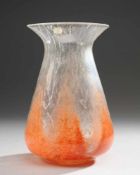 Ikora-VaseFarbloses Glas mit weißen u. roten Pulvereinschmelzungen. Formgeblasen, ausgekugelter
