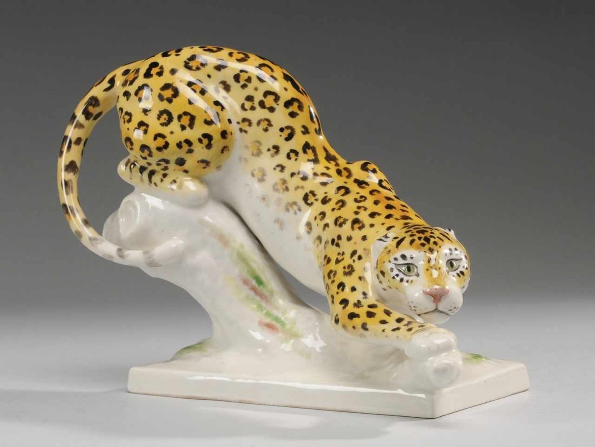 "Panther"Weiß, glasiert. Auf rechteckiger Plinthe Darstellung eines sich anschleichenden Panthers.