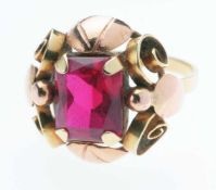 Ring mit rotem Stein585er GG/Roségold. Flache Ringschiene. Am Ringkopf in part. durchbrochen