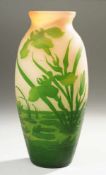 Arsall-Vase mit WasseririsFarbloses Glas, rosa u. dunkelgrün überfangen, mattiert. L. abgeplatteter,