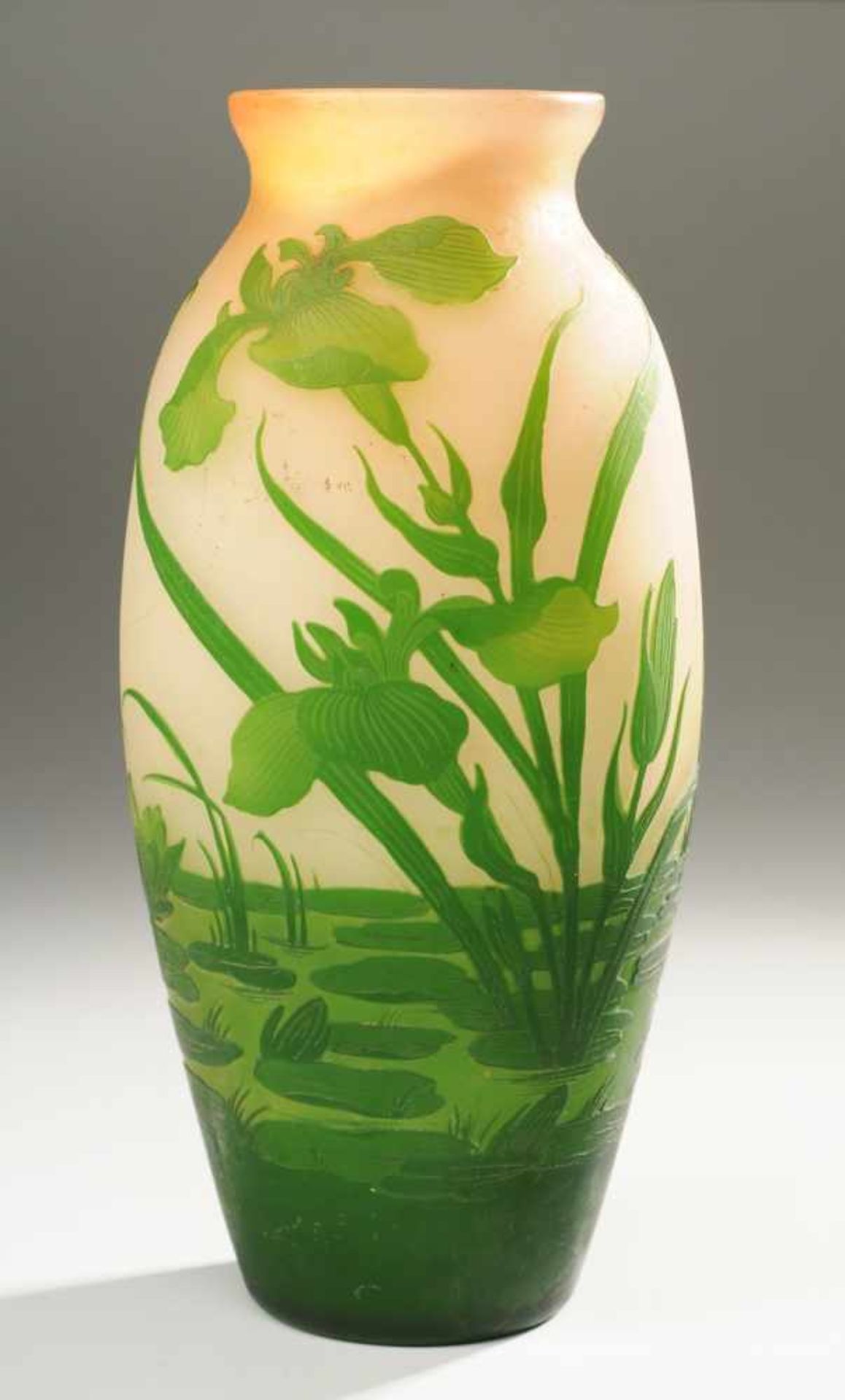 Arsall-Vase mit WasseririsFarbloses Glas, rosa u. dunkelgrün überfangen, mattiert. L. abgeplatteter,