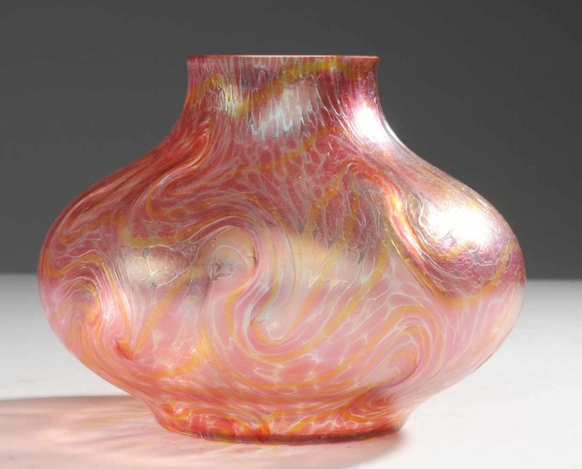 Jugendstil-VaseFarbloses Glas mit eingeschmolzenen rosa Kröseln u. spiralig verzogenen