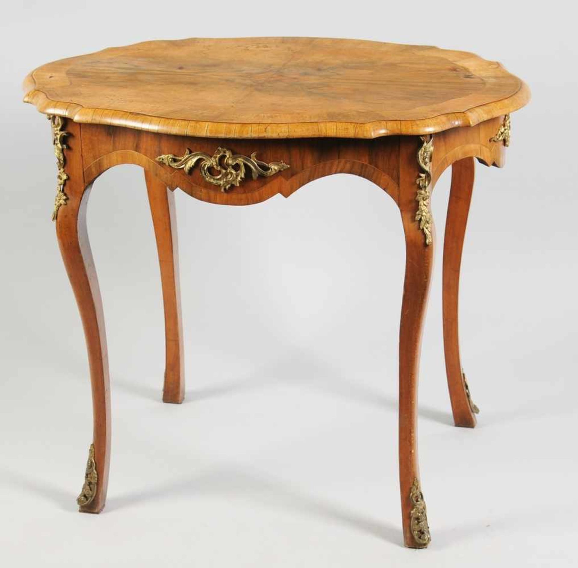 Dresdner-Barock-SalontischNussbaum, massiv u. furniert. Ovaler Tisch in stiltypischer Formsprache.