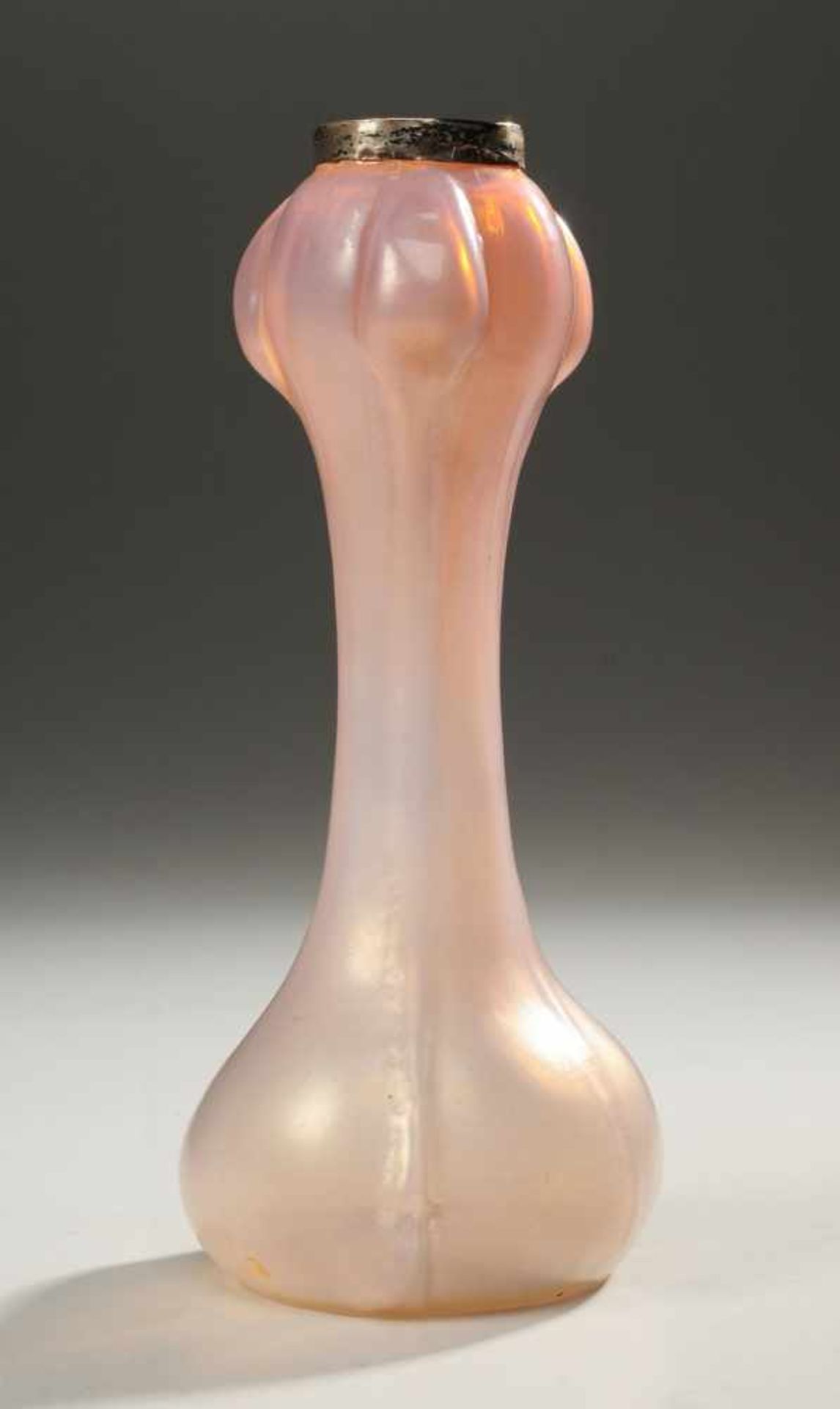 Jugendstil-VaseFarbloses Glas, von der Mündung her verlaufend zart violett, l. milchig überfangen.