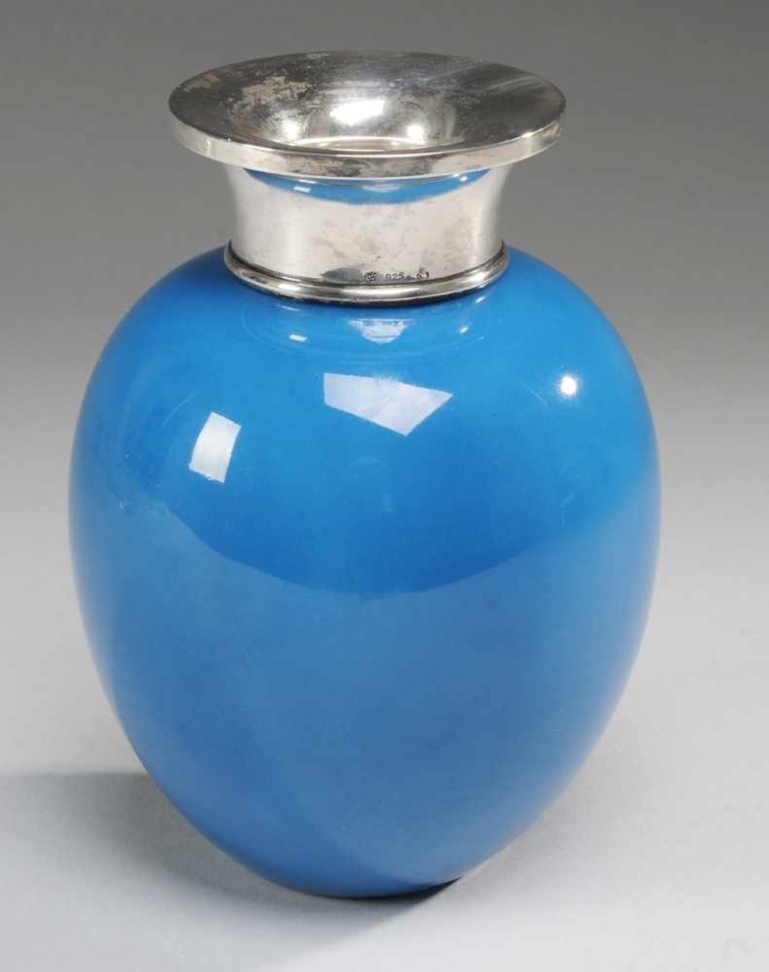 Vase mit SilbermonturWeiß, glasiert. Ovoider Korpus mit ausgezogener silbermontierter Mündung, gest.