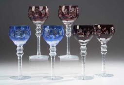 Sechs RömerFarbloses Kristallglas, part. blau bzw. rot überfangen. Scheibenfuß mit Bodenstern,