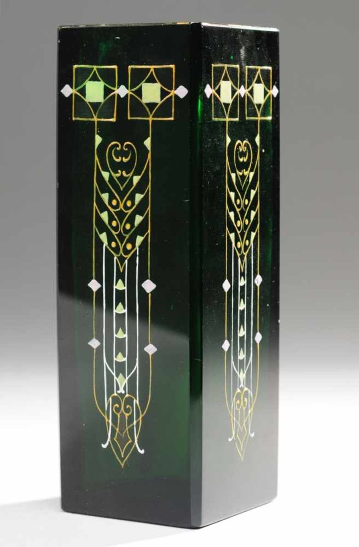 Jugendstil-VaseGrünes Glas. Formgeblasen u. geschliffen. Kantiger Korpus über quadratischem Grund.