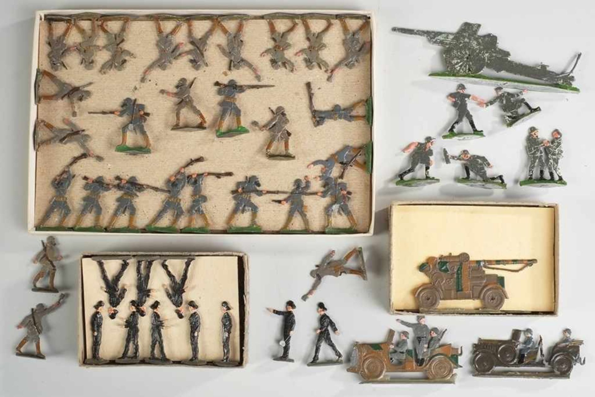 Zinnfigurenkonvolut Deutsches Militär 1. WK61-tlg. Infanteristen mit Gasschutz/ Schwere Tanks mit