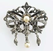 Jugendstil-Diamant-Brosche750er WG/GG. Durchbrochen gearbeitete Form mit stilisiertem Rankenwerk.