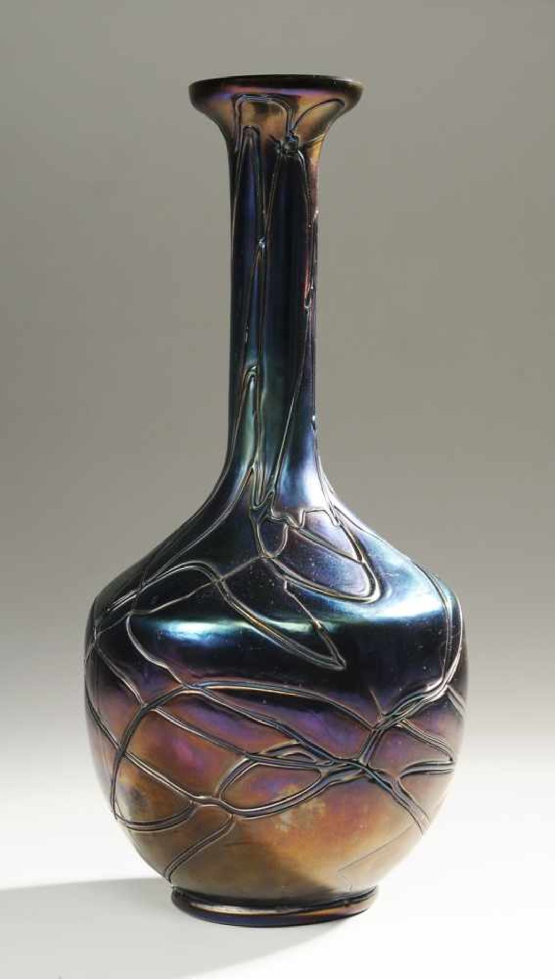 Jugendstil-VaseDunkelviolettes Glas, netzartig umsponnen mit violetten Fäden. Reduziert u. irisiert.