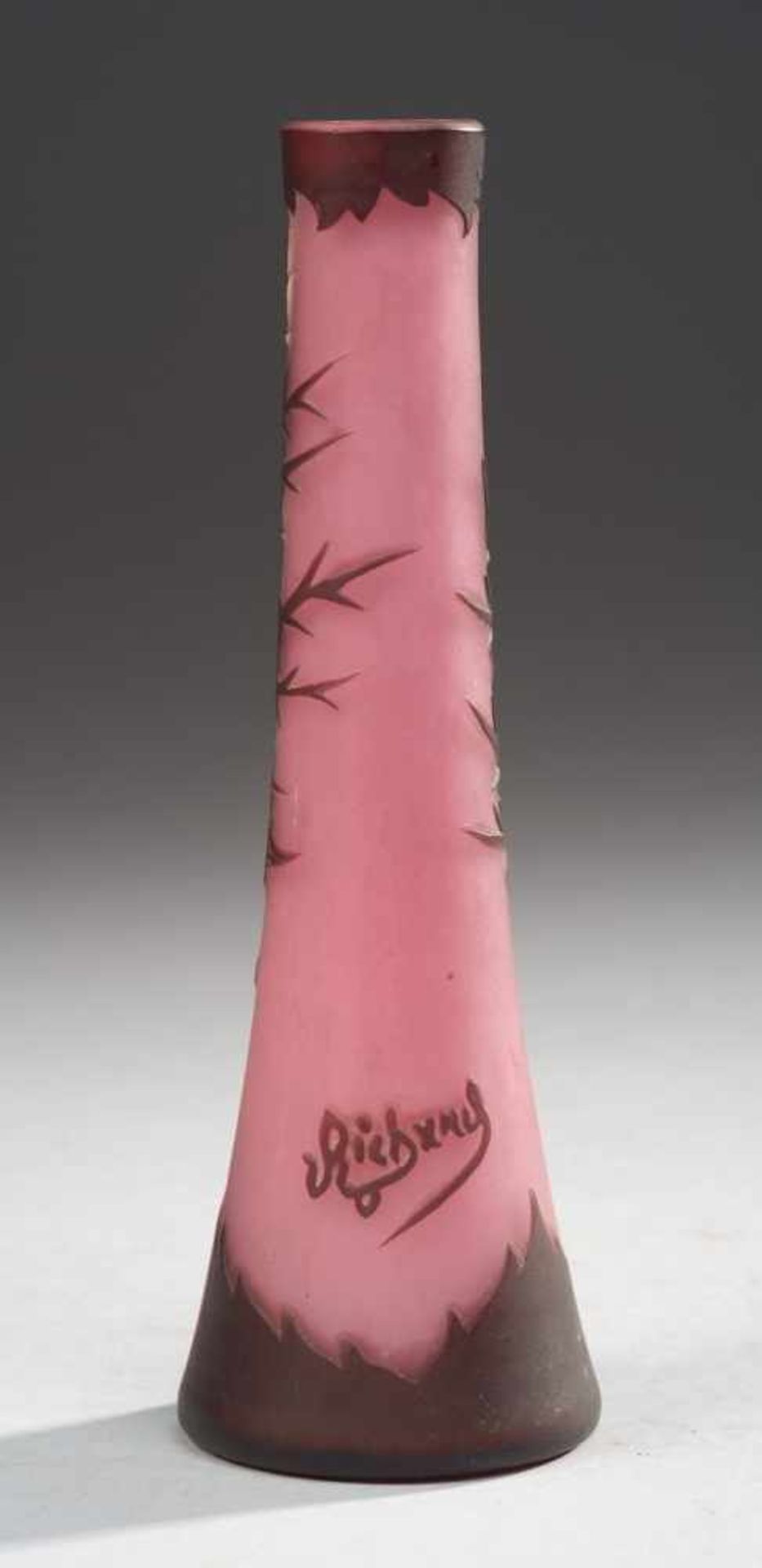 Kleine Vase mit DistelFarbloses Glas, rosaopal unter- u. violett überfangen. Formgeblasen. Konisch - Bild 2 aus 2