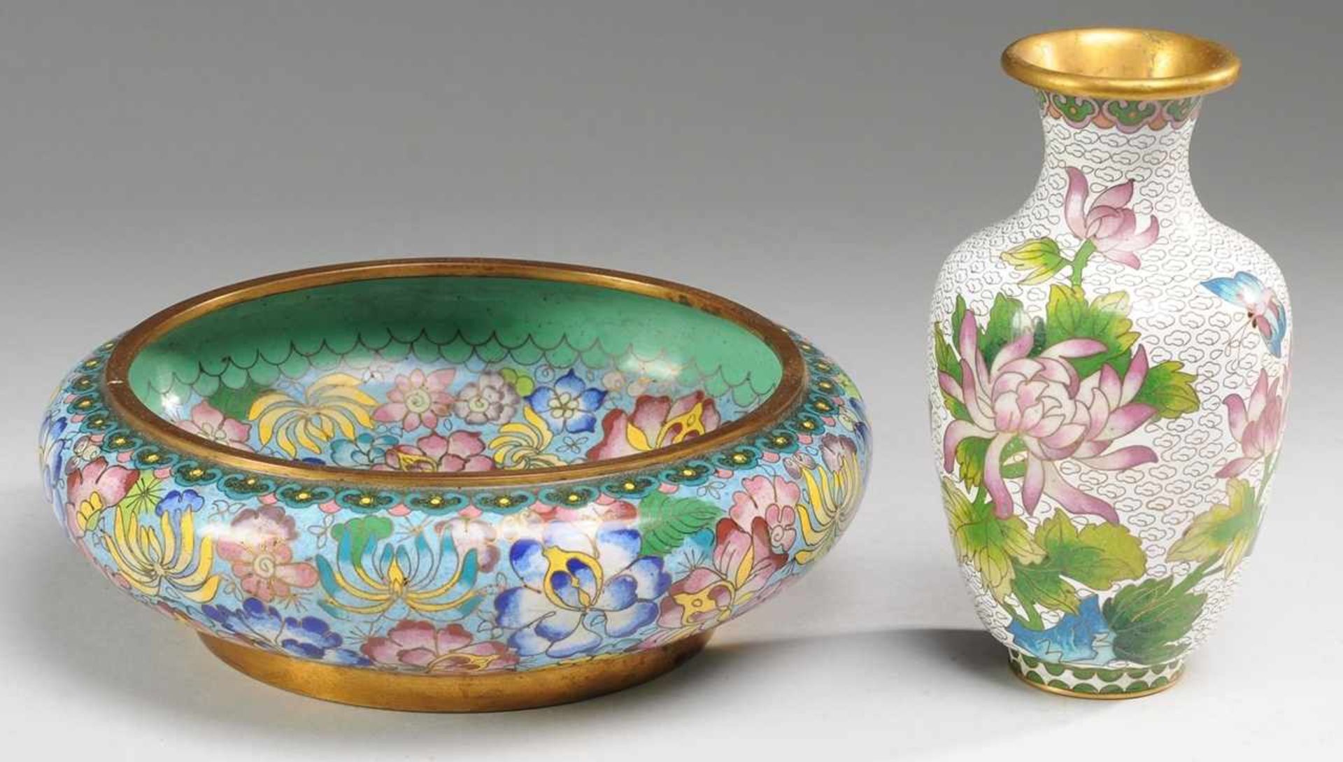 Vase und Schale mit Cloisonné-DekorRunde Schale mit gewölbter Wandung. Blauer Fond, in polychromem