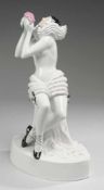 "Colombine mit Rose"Weiß, glasiert. Auf ovaler Plinthe Darstellung der Figur aus der Commedia dell'