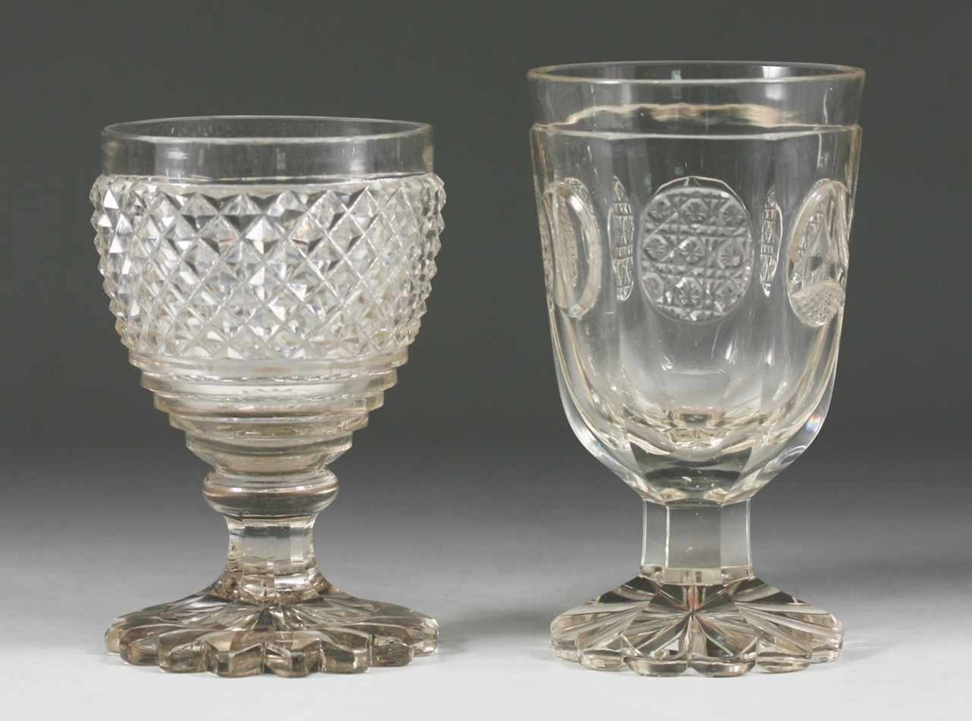 Zwei Biedermeier-PokaleFarbloses Glas. Formgeblasen u. geschliffen. Füße mit Bodenstern u.