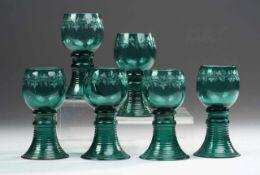 Sechs RömerRussischgrünes Glas. Formgeblasen. Hohler, fadenumsponnener Trompetenfuß mit 2 Ringen,
