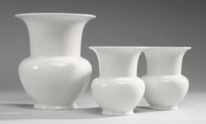 Drei Vasen "Fidibus"Weiß, glasiert. Ovoide Form mit konischem Hals u. ausgestellter Mündung.
