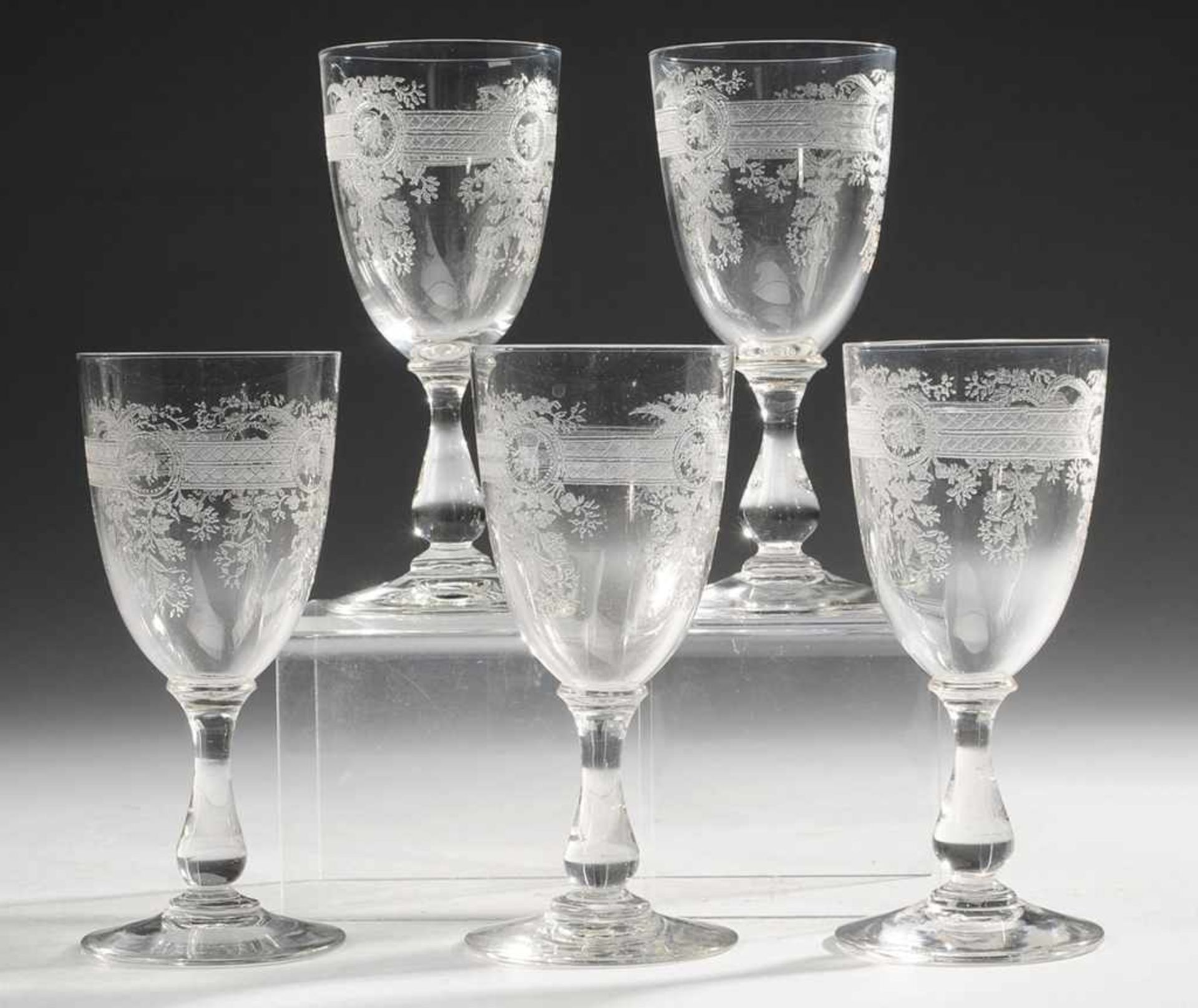 Fünf WeingläserFarbloses Glas. Formgeblasen. Scheibenfuß, Balusterschaft, Kuppa mit pantographiertem