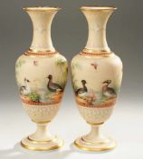 Paar Historismus-VasenWeißes Opalglas. Formgeblasen. Ansteigender profilierter Fuß, ovoider
