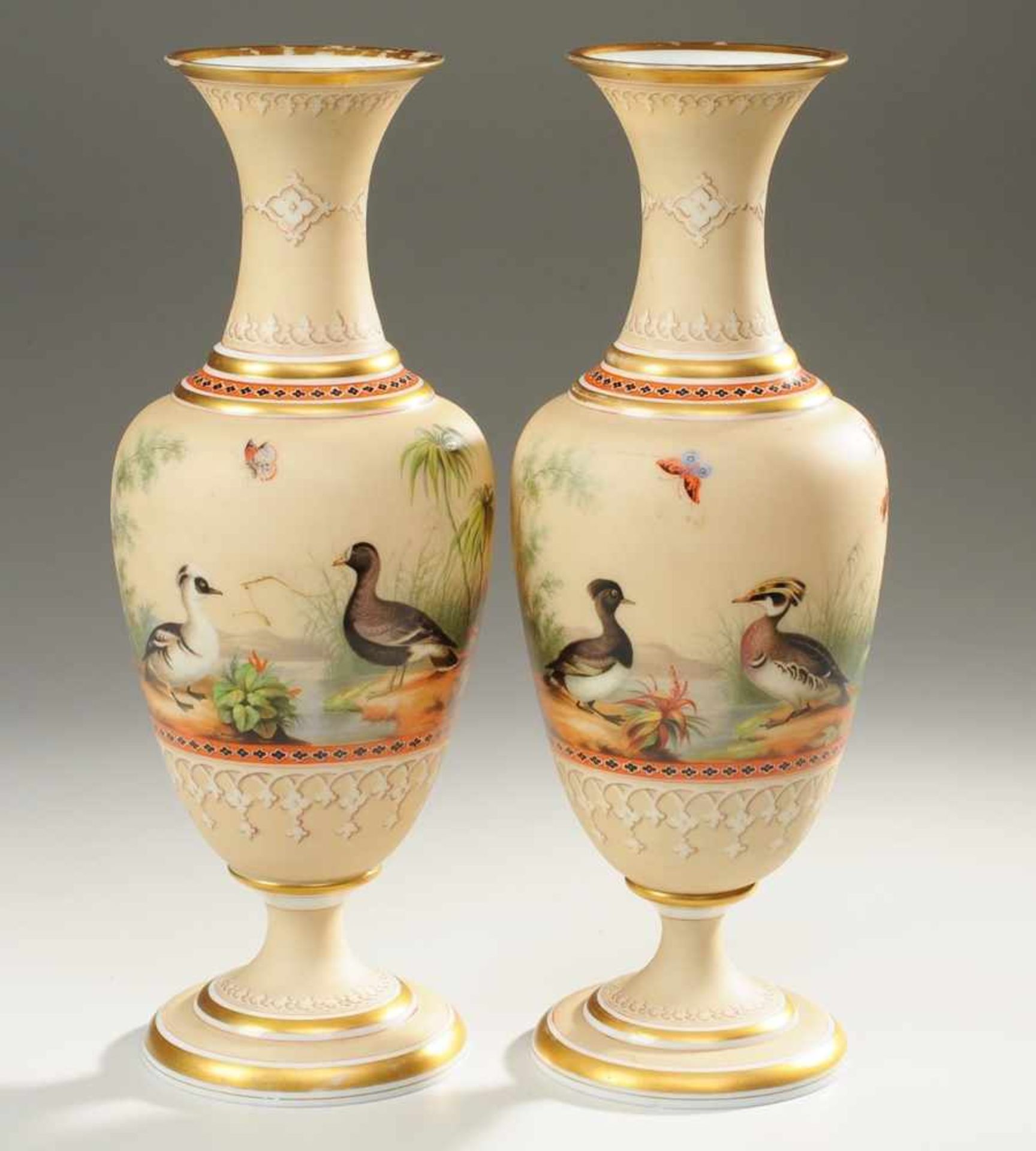 Paar Historismus-VasenWeißes Opalglas. Formgeblasen. Ansteigender profilierter Fuß, ovoider