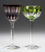 Zwei RömerFarbloses Kristallglas, part. rot bzw. grün überfangen. Runder Scheiben- bzw.