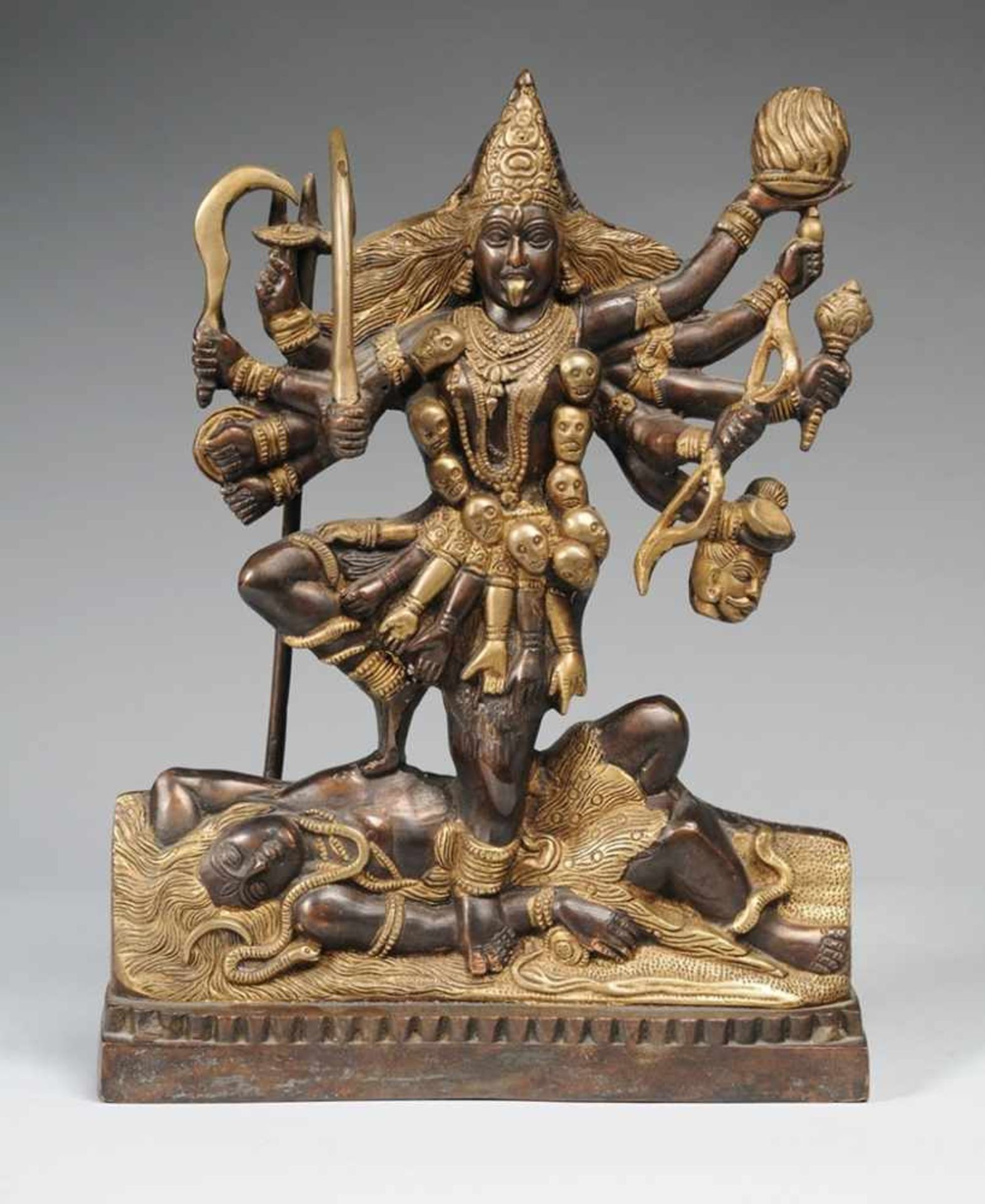 Statue der KaliBronze, patiniert. Auf rechteckigem Sockel Darstellung der hinduistischen Göttin