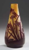 Vase mit FrühlingsblumenFarbloses Glas, orange u. violett überfangen. Formgeblasen.