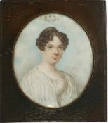 MiniaturbildAquarell/Papier. Ovale Form. Porträt einer jungen Frau im weißen Kleid mit Rosengirlande