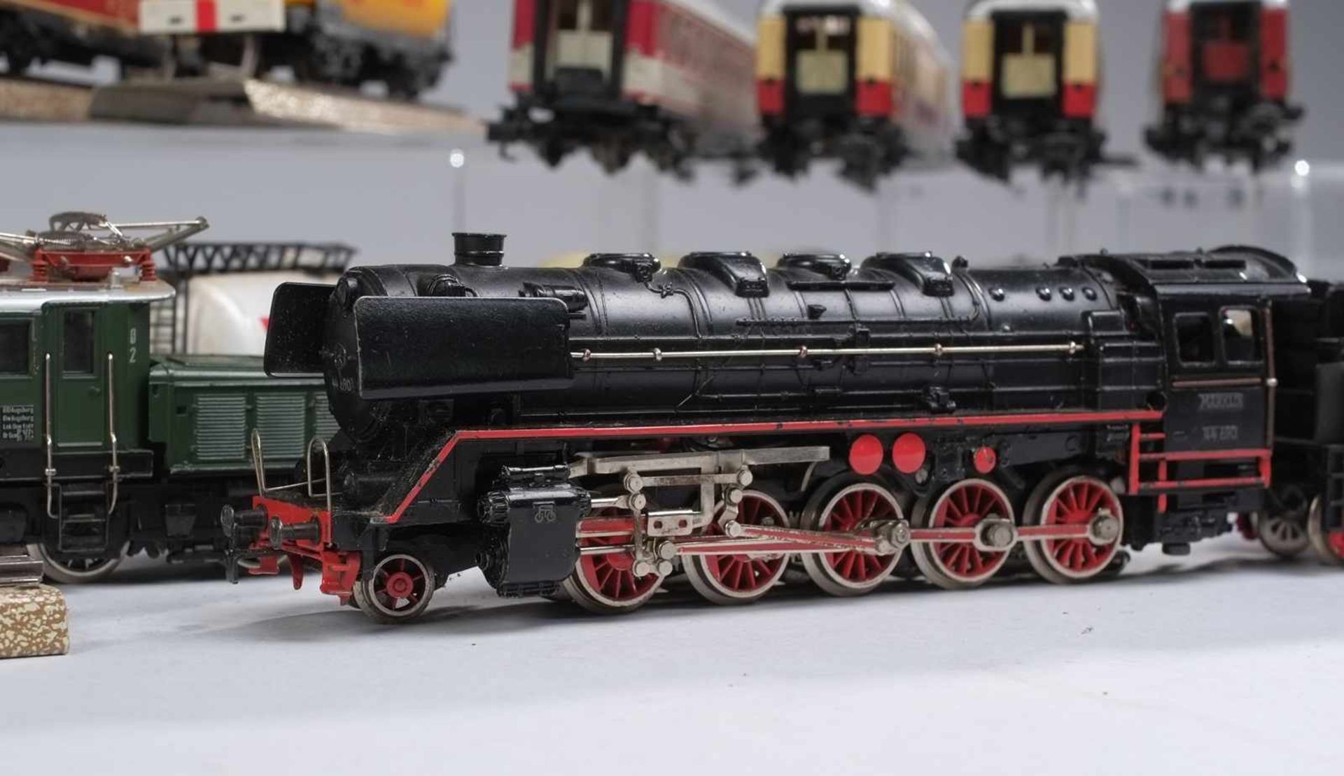 Märklin-Konvolut31-tlg. H0. 4 Lokomotiven, 10 versch. Waggons, 5 Güterwaggons, 12 Schienenteile. - Bild 2 aus 3