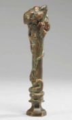 Frémiet, Emmanuel(Paris 1824 - 1910) Bronze, patiniert. Figürliches Petschaft. Konische floral