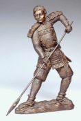 Figur eines SamuraiBronze, patiniert. Auf ovaler Plinthe stehender Krieger in Rüstung, gegürtetem