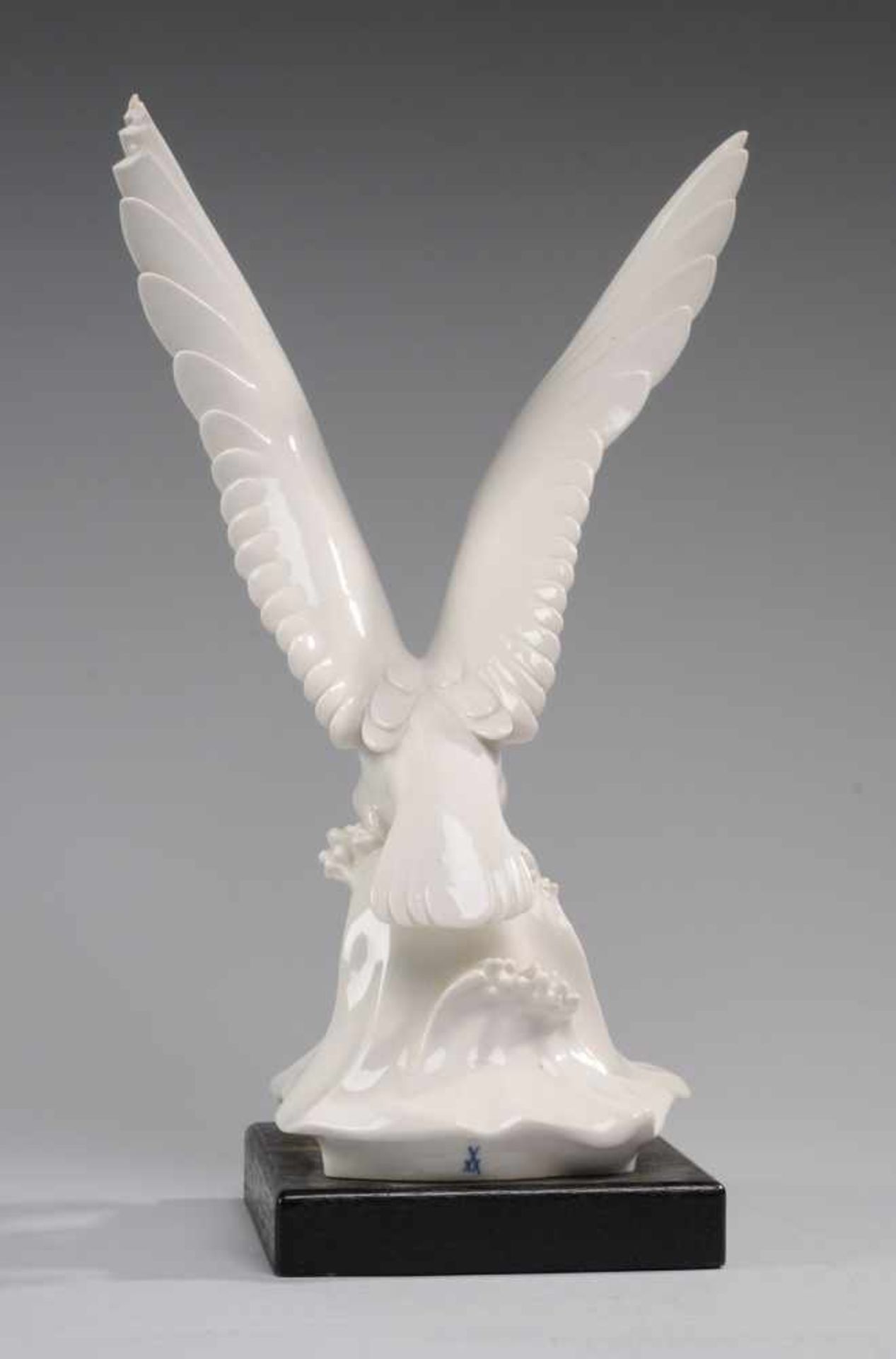 "Möwe auf Welle"Weiß, glasiert. Über wellenartiger Plinthe elegante Darstellung einer Möwe mit - Image 6 of 6