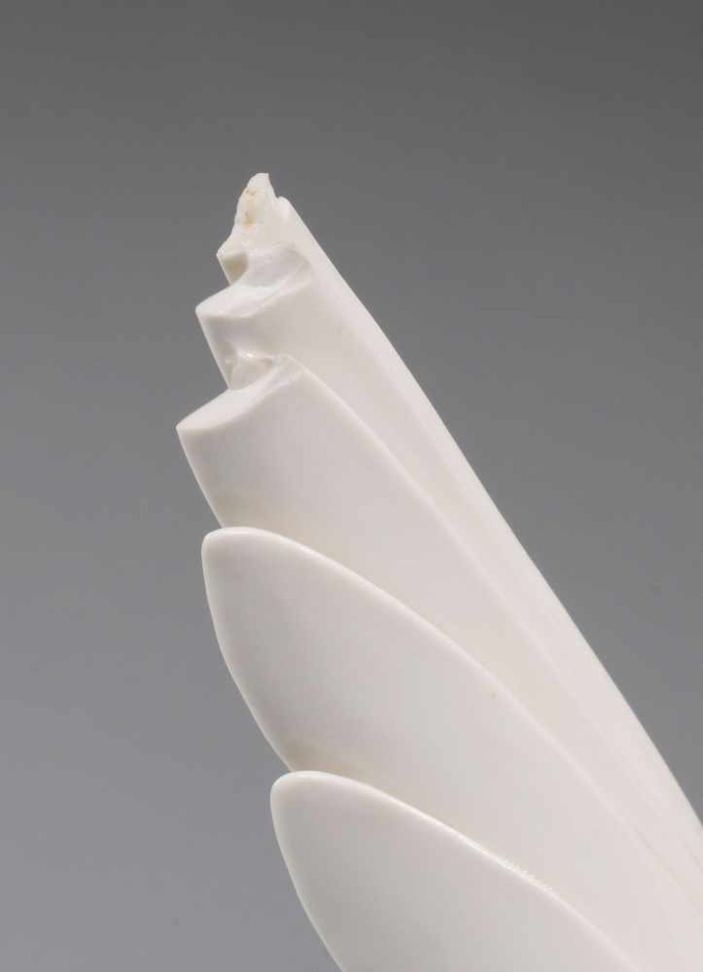 "Möwe auf Welle"Weiß, glasiert. Über wellenartiger Plinthe elegante Darstellung einer Möwe mit - Image 4 of 6