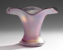 VaseFarbloses Glas, violett unterfangen. Formgeblasen u. frei geformt. Über massivem Stand konkav