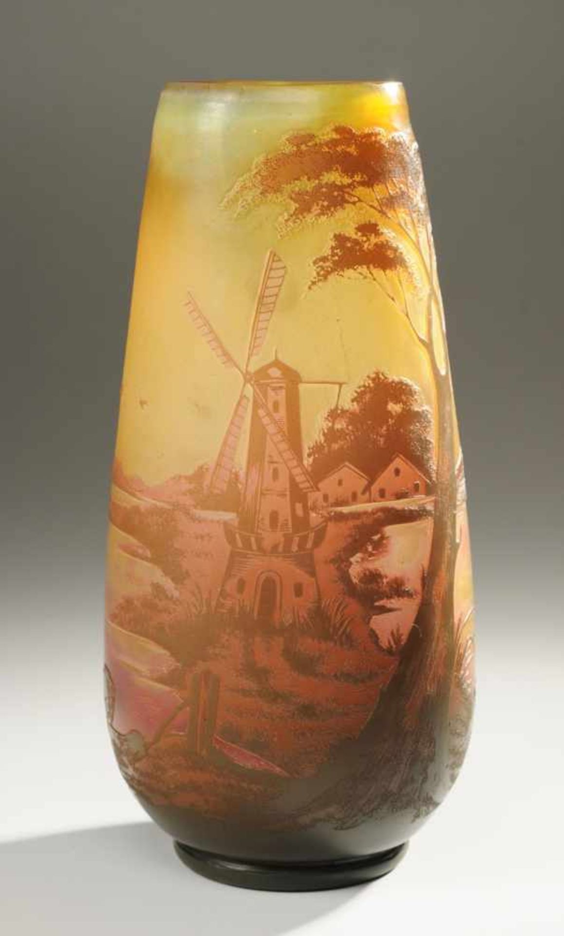 Arsall-Vase mit LandschaftFarbloses Glas, gelb, violett, braun u. grün überfangen, mattiert. Auf