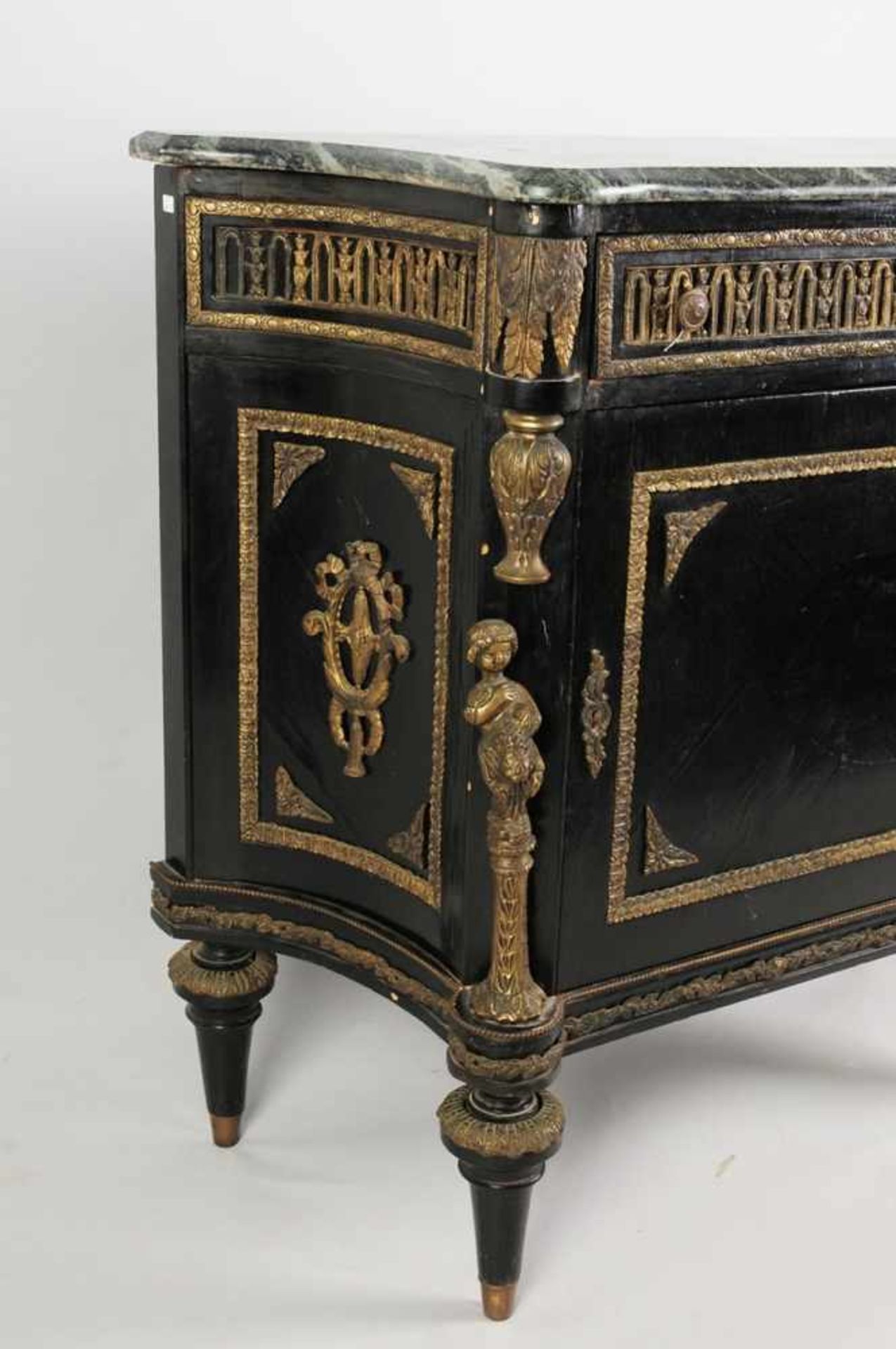 Boulle-KommodeMahagoni, furniert, außen schwarz lackiert. Über konischen Balusterfüßen 1-türiger, - Bild 2 aus 7