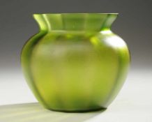 Jugendstil-VaseGrünes Glas. Reduziert u. matt irisiert. Optisch gerippt formgeblasen. Gedrungener