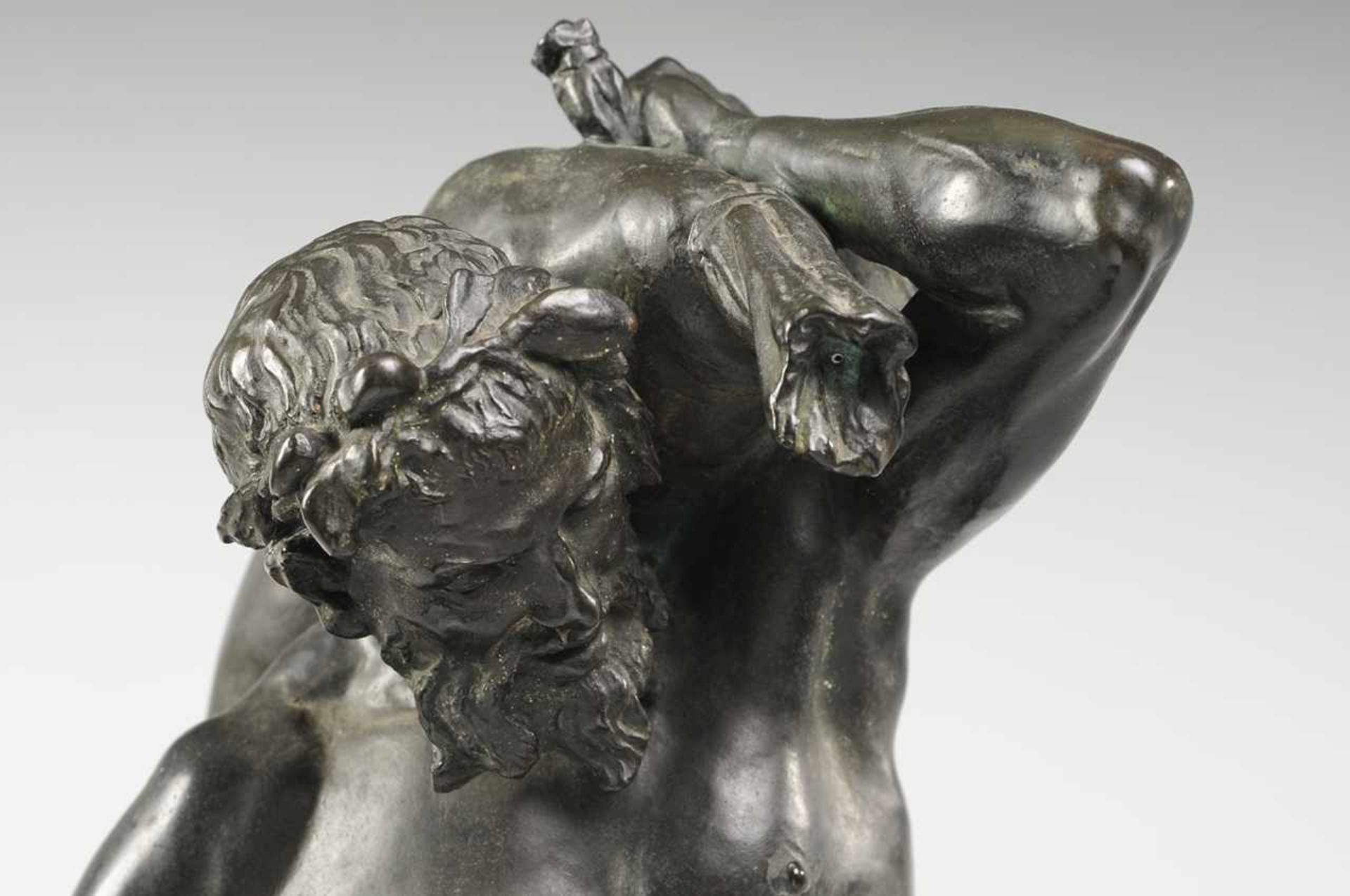 Hilgers, Karl(1844 Düsseldorf - 1925 Berlin) Bronze. Silen mit Weinschlauch. Über geschwärztem - Bild 2 aus 4