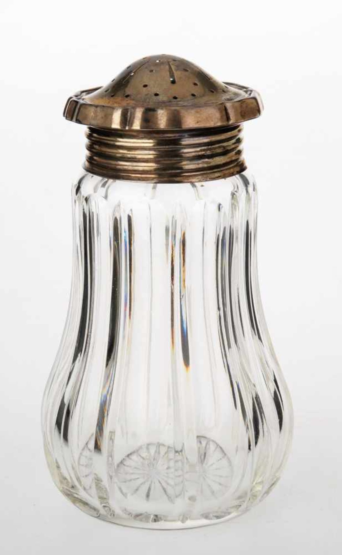 ZuckerstreuerBirnförmiger Behälter aus farblosem Kristallglas mit Schliffdekor. Gerundeter