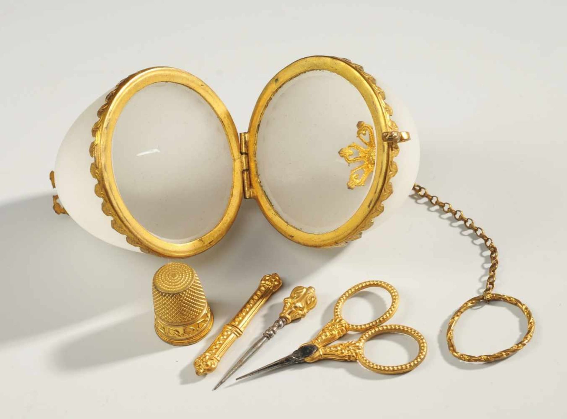 Historisches NähnecessaireAlabasterglas, außen mattiert, mit goldfarbener Metallmontierung.