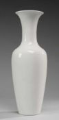 Vase "Asia"Weiß, glasiert. Gestreckt ovoider Korpus mit schlankem Hals u. ausgestellter Mündung.