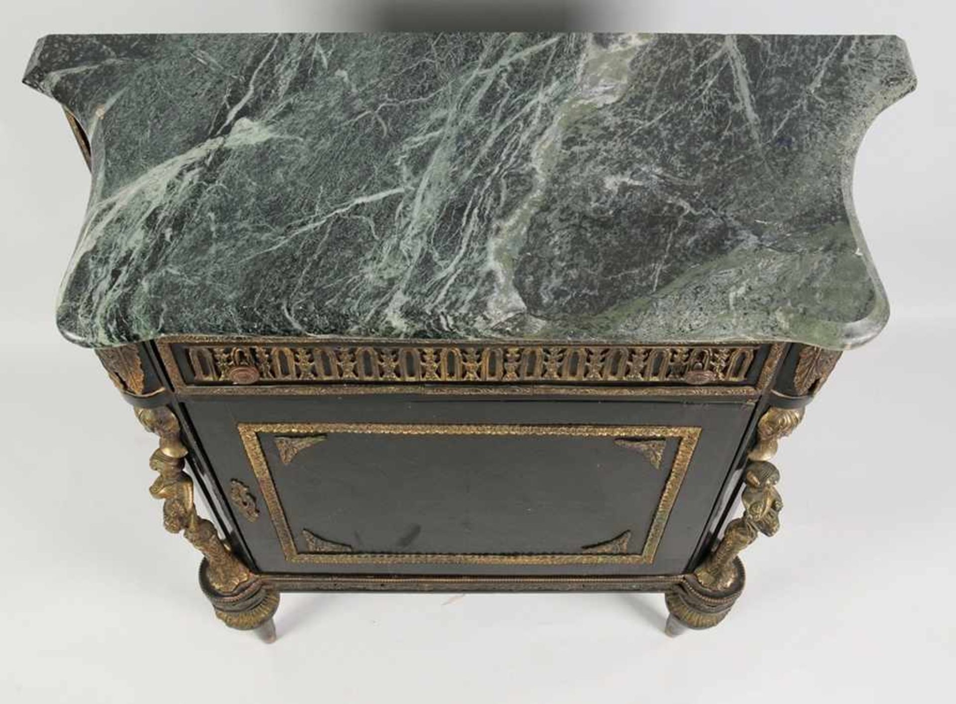 Boulle-KommodeMahagoni, furniert, außen schwarz lackiert. Über konischen Balusterfüßen 1-türiger, - Bild 4 aus 7